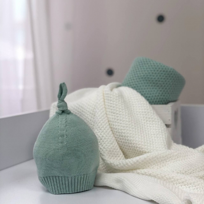 Caciula pentru bebelusi tricotata cu pompon, menta (1)